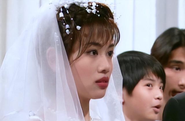 15位一眼万年的短发美女,年轻时个个美到窒息,今有人网上求工作