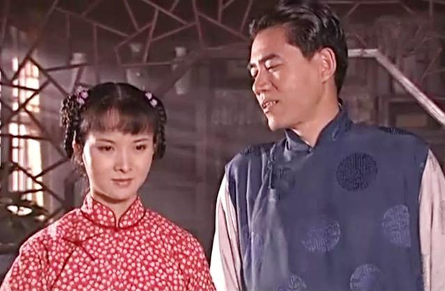 被聋哑人父母养大,21岁出道便搭档张国荣,因演丫鬟一炮而红