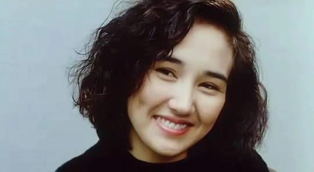 15位一眼万年的短发美女,年轻时个个美到窒息,今有人网上求工作