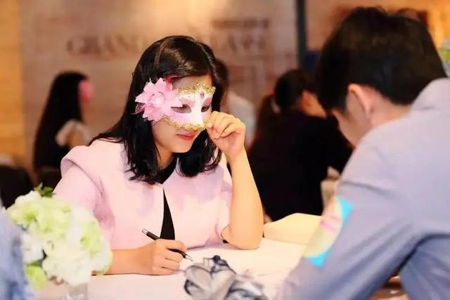 我和38岁大龄剩女交往一个月,明白了她剩下的原因,很现实