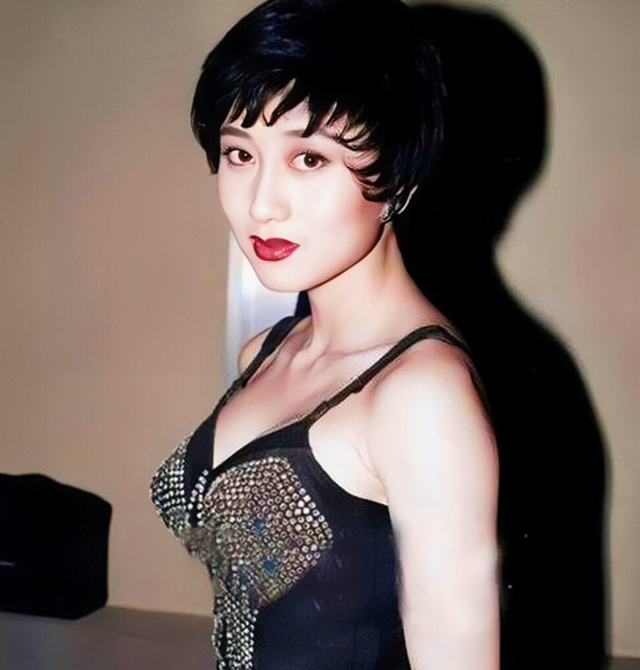 15位一眼万年的短发美女,年轻时个个美到窒息,今有人网上求工作