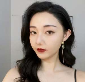 黑人美女(回顾：女网红晒黑人男友，并称男友在伦敦有三套房，却遭网友质疑)