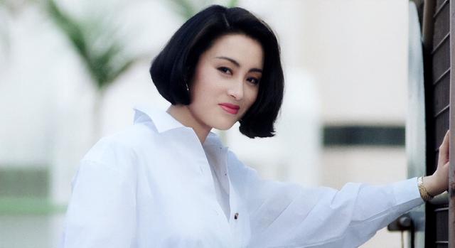 15位一眼万年的短发美女,年轻时个个美到窒息,今有人网上求工作