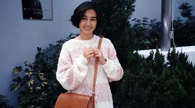 15位一眼万年的短发美女,年轻时个个美到窒息,今有人网上求工作