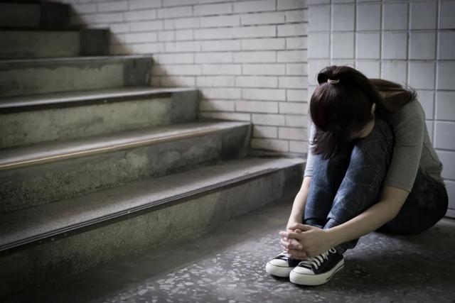 湖南少妇每月10次带流浪汉回家发生关系,丈夫死不离婚