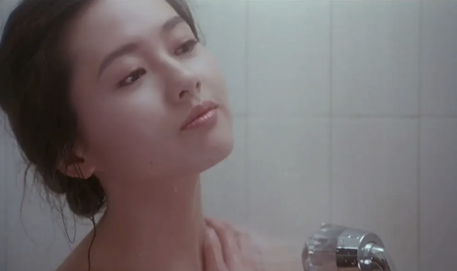 “蜜桃女神”李丽珍:一脱成名的纯欲风鼻祖,饱受舆论却不曾低头