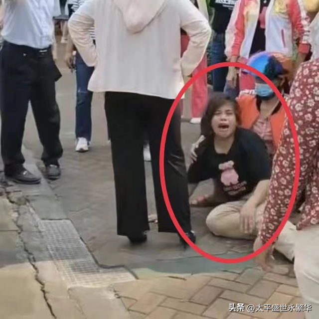打人凶手就是他们,13岁女孩衣服被扒光,遭同学群殴,网友:严惩