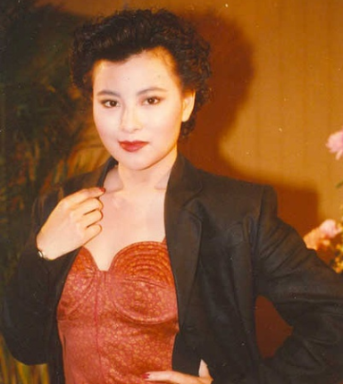 她是“被遗忘的港姐”,为走红拍三级裸体出镜,今56岁成豪门艳妇
