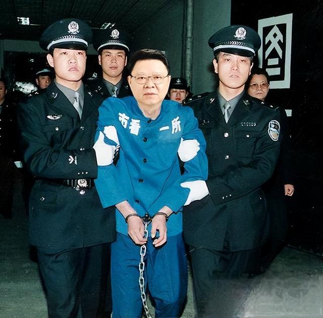 “打黑局长”文强:霸占警花,玩弄女星,被捕时家中发现2000万