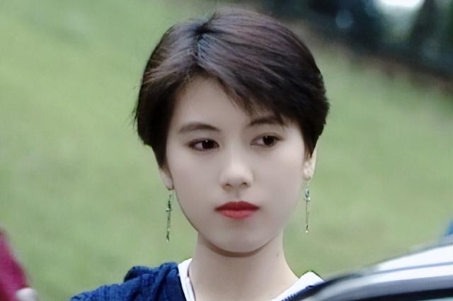 15位一眼万年的短发美女,年轻时个个美到窒息,今有人网上求工作