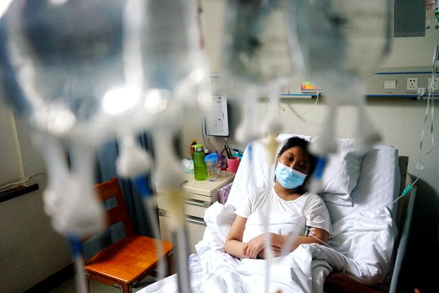 16岁美少女突发重病变丑仍乐观,病床上放声高歌,安慰爸爸不要哭