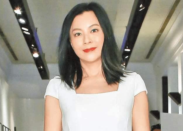 她是“被遗忘的港姐”,为走红拍三级裸体出镜,今56岁成豪门艳妇