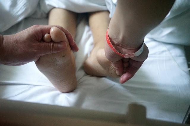 16岁美少女突发重病变丑仍乐观,病床上放声高歌,安慰爸爸不要哭