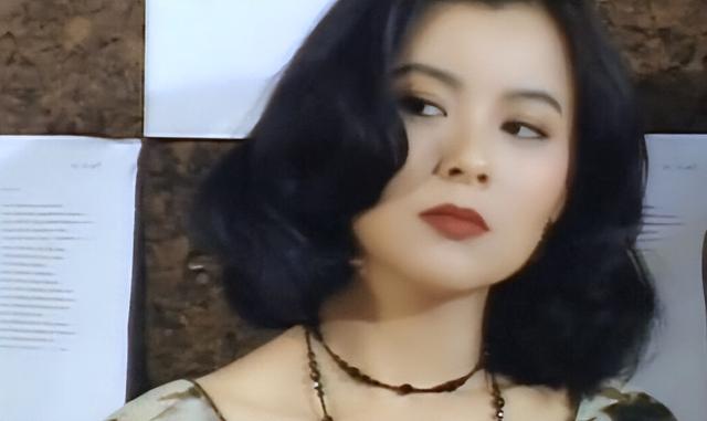 15位一眼万年的短发美女,年轻时个个美到窒息,今有人网上求工作