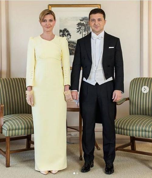 乌克兰第一夫人变老太多!爱涂红唇长相美艳,与总统当众亲吻太甜
