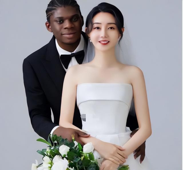 回顾:女网红晒黑人男友,并称男友在伦敦有三套房,却遭网友质疑