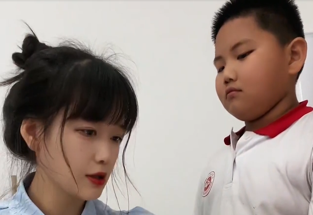 周老师:90后美女老师火出圈,和学生斗智斗勇,被指有失职业操守