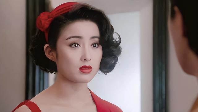 15位一眼万年的短发美女,年轻时个个美到窒息,今有人网上求工作