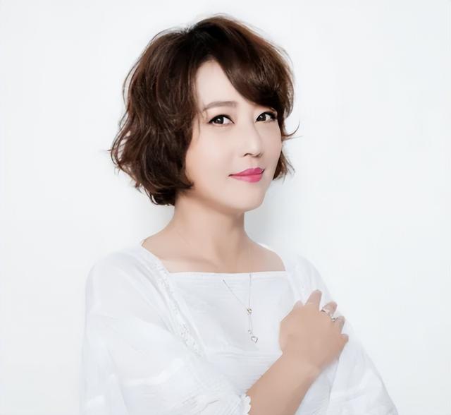 15位一眼万年的短发美女,年轻时个个美到窒息,今有人网上求工作