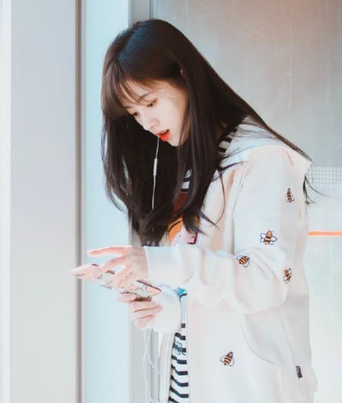 四千年美女鞠婧祎现机场,每个动作都让人心动,少女气息溢满屏幕