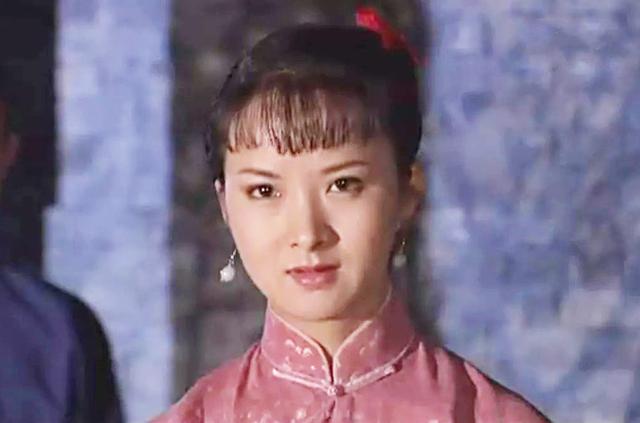 被聋哑人父母养大,21岁出道便搭档张国荣,因演丫鬟一炮而红