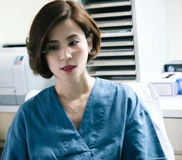 15位一眼万年的短发美女,年轻时个个美到窒息,今有人网上求工作