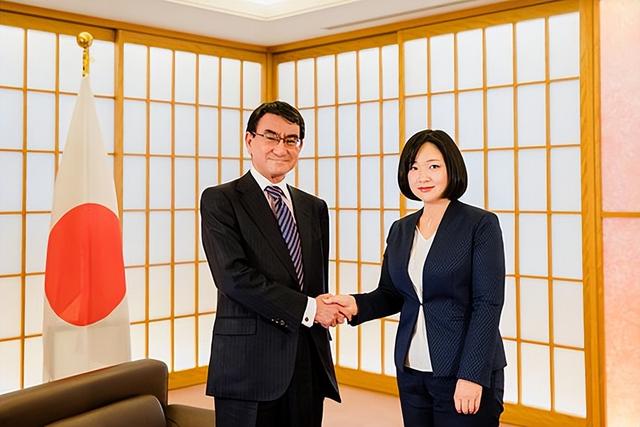 凤凰驻日美女记者又惹争议:借日本暗讽中国诈骗多?网友打脸