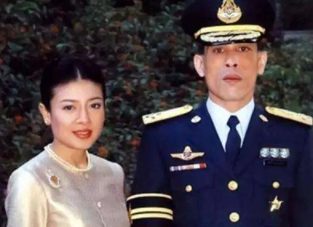 14年泰国艳丽王妃爆丑闻,赤身裸体趴地喂狗,围观者录下惊悚一幕