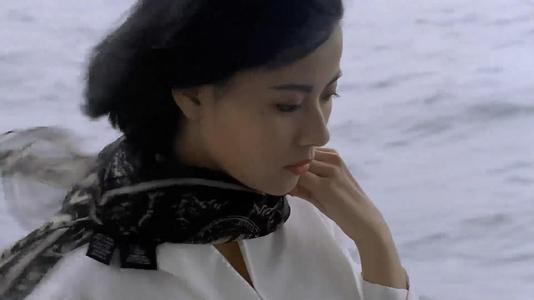 她是“被遗忘的港姐”,为走红拍三级裸体出镜,今56岁成豪门艳妇