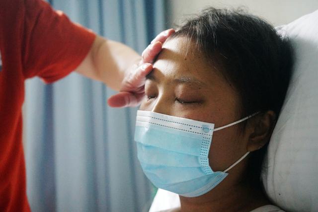 16岁美少女突发重病变丑仍乐观,病床上放声高歌,安慰爸爸不要哭