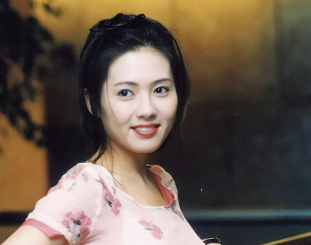 “蜜桃女神”李丽珍:一脱成名的纯欲风鼻祖,饱受舆论却不曾低头