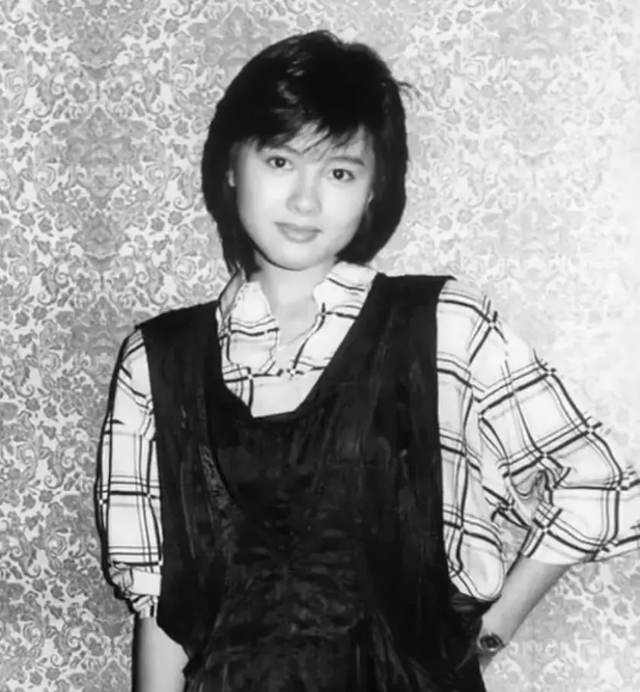 “蜜桃女神”李丽珍:一脱成名的纯欲风鼻祖,饱受舆论却不曾低头
