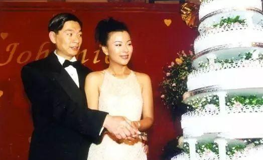 她是“被遗忘的港姐”,为走红拍三级裸体出镜,今56岁成豪门艳妇