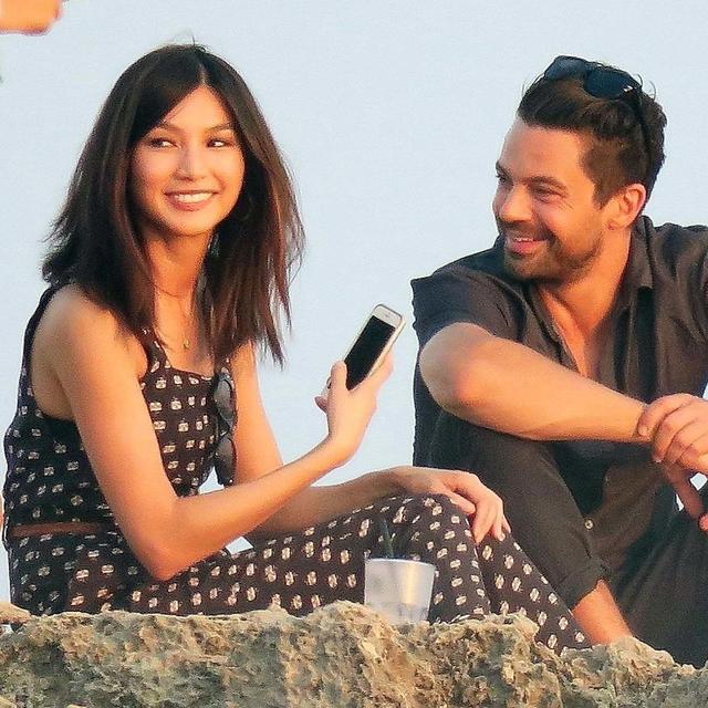 尴尬!好莱坞帅哥美女因戏生情,分手后被迫演亲密吻戏床戏