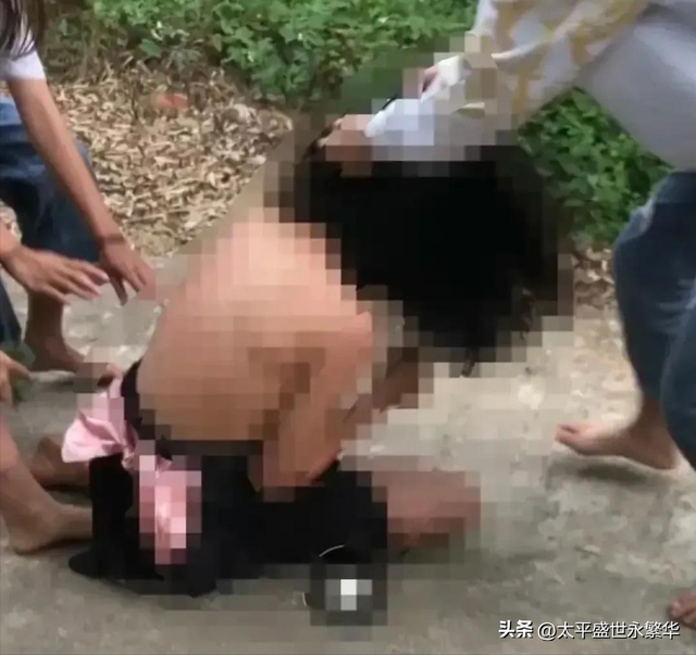 打人凶手就是他们,13岁女孩衣服被扒光,遭同学群殴,网友:严惩