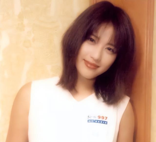 15位一眼万年的短发美女,年轻时个个美到窒息,今有人网上求工作