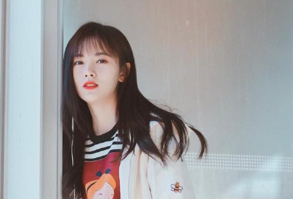 四千年美女鞠婧祎现机场,每个动作都让人心动,少女气息溢满屏幕