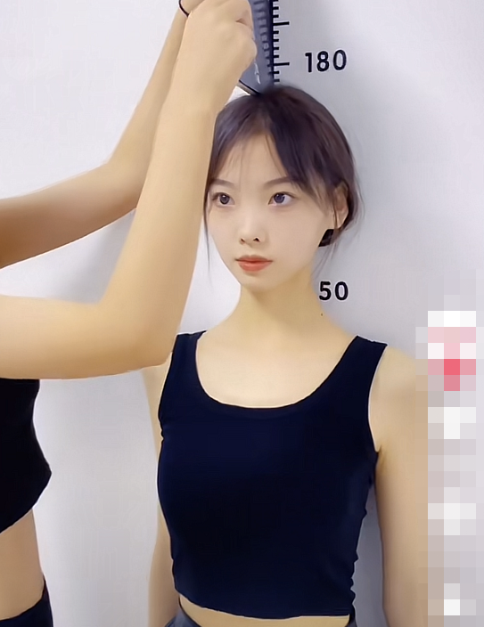 又一艺考女生走红,气质出众颜值高,网友直呼“从头美到脚”
