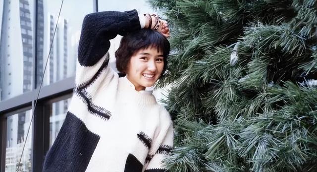 15位一眼万年的短发美女,年轻时个个美到窒息,今有人网上求工作