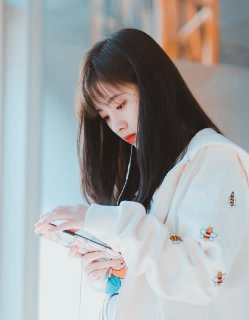 四千年美女鞠婧祎现机场,每个动作都让人心动,少女气息溢满屏幕