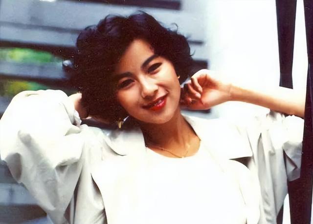 15位一眼万年的短发美女,年轻时个个美到窒息,今有人网上求工作