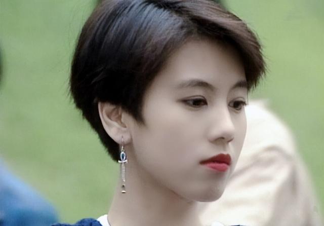15位一眼万年的短发美女,年轻时个个美到窒息,今有人网上求工作