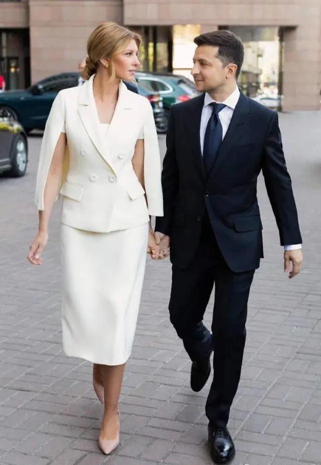 乌克兰第一夫人变老太多!爱涂红唇长相美艳,与总统当众亲吻太甜
