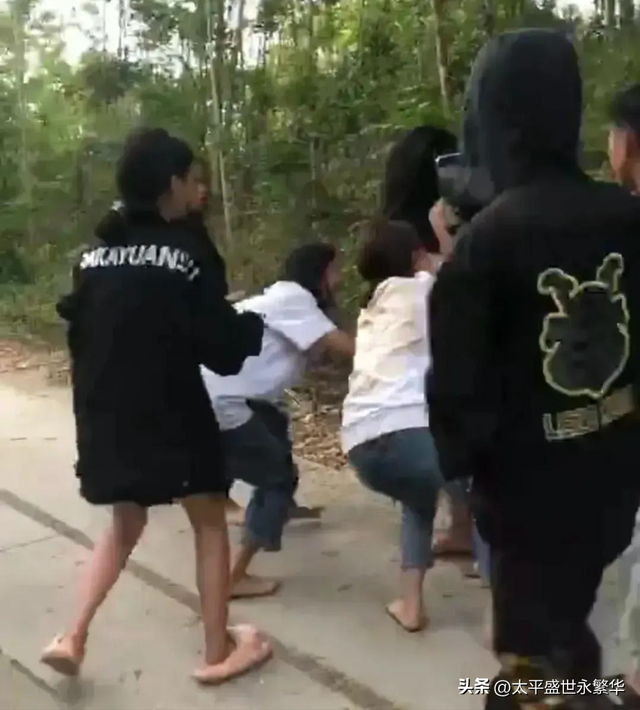 打人凶手就是他们,13岁女孩衣服被扒光,遭同学群殴,网友:严惩