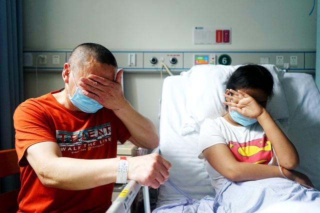 16岁美少女突发重病变丑仍乐观,病床上放声高歌,安慰爸爸不要哭