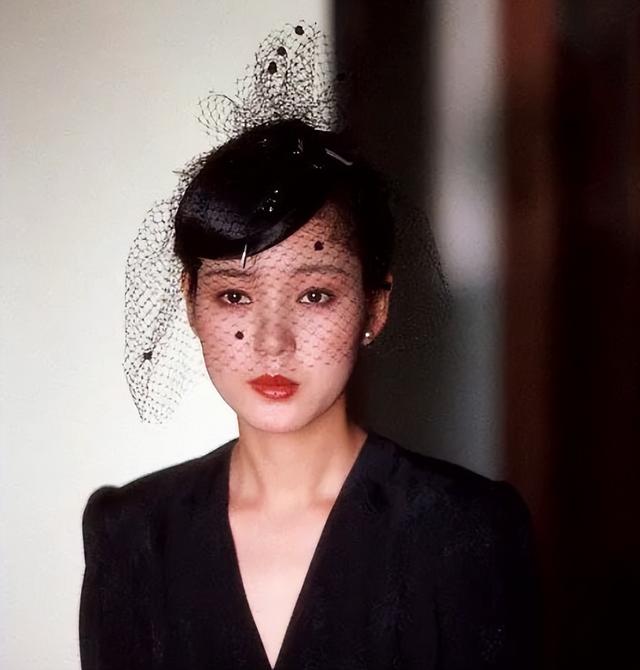 15位一眼万年的短发美女,年轻时个个美到窒息,今有人网上求工作