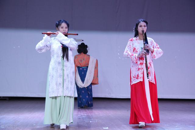 西安女孩穿汉服惊艳加拿大,校长举双手为她鼓掌