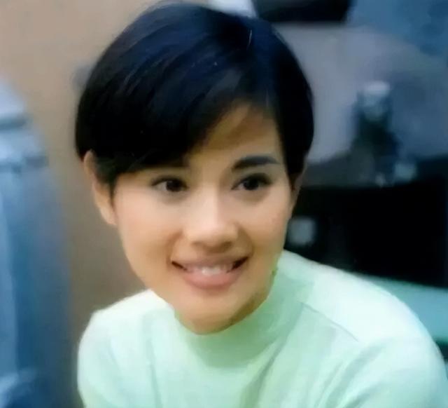 15位一眼万年的短发美女,年轻时个个美到窒息,今有人网上求工作