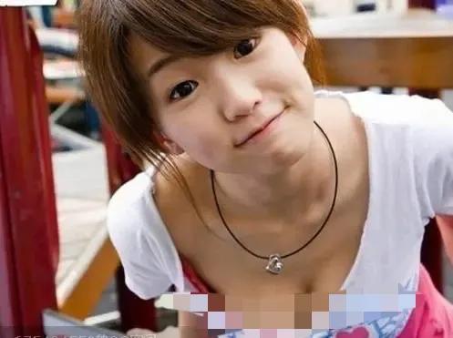 台综女星给狗洗澡,却被频繁拍胸部,画面多次走光,网友:故意的