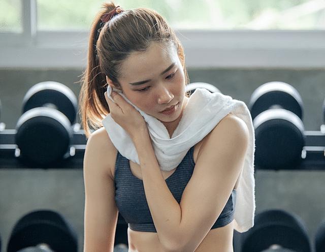恐怖的家教经历,美女家长一眼看出我女扮男装,我却猜不出她的